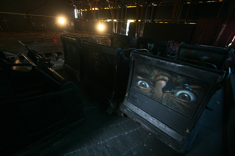 Illustration for article titled Inside the Ghostly Remains of Budapest's Condemned Amusement Park
